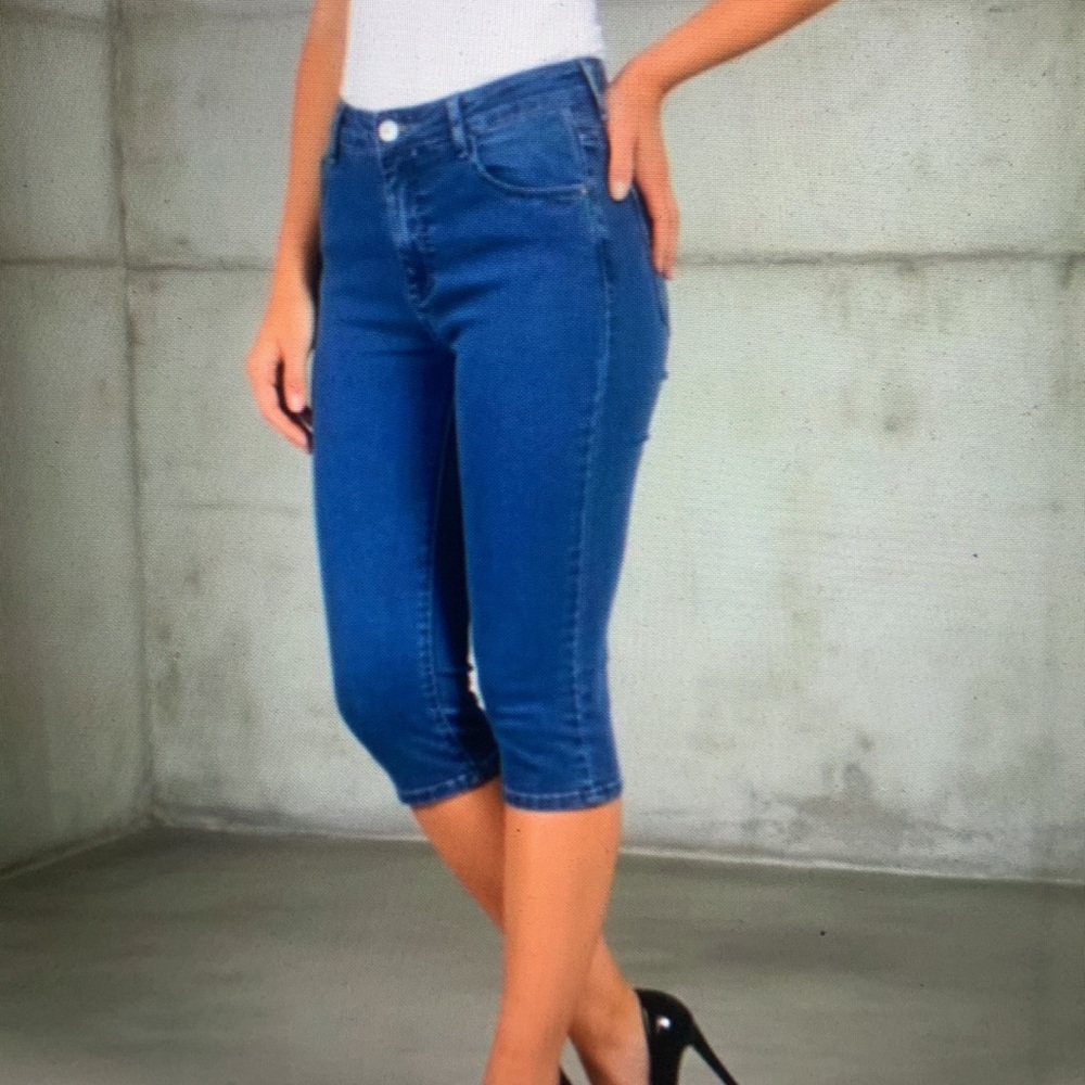 Women’s High-Rise Capri Jeans in Blue - Picture 2 of 3